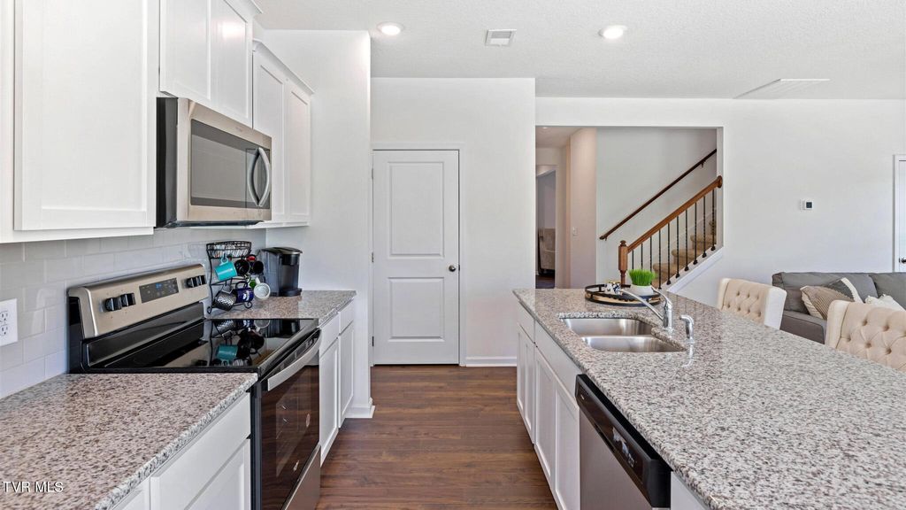 Photo of 221 Artist Avenue, Johnson City, TN 37615 (MLS # 9989589)