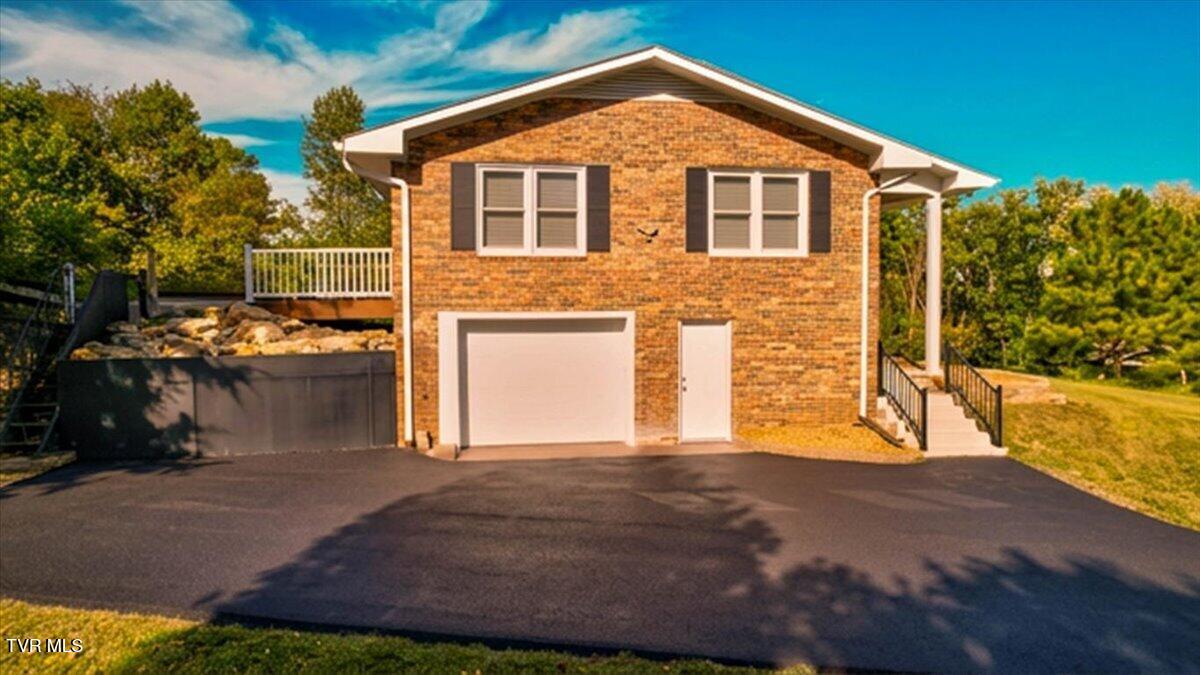 1001 Ridgefield Circle