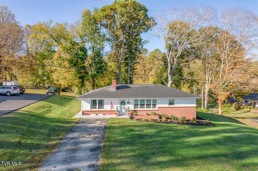 Photo of 501 Golf Course Drive, Elizabethton, TN 37643 (MLS # 9987467)