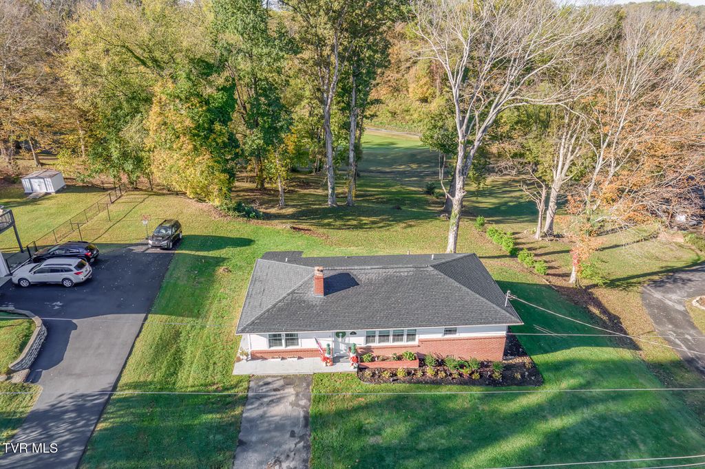 Photo of 501 Golf Course Drive, Elizabethton, TN 37643 (MLS # 9987467)
