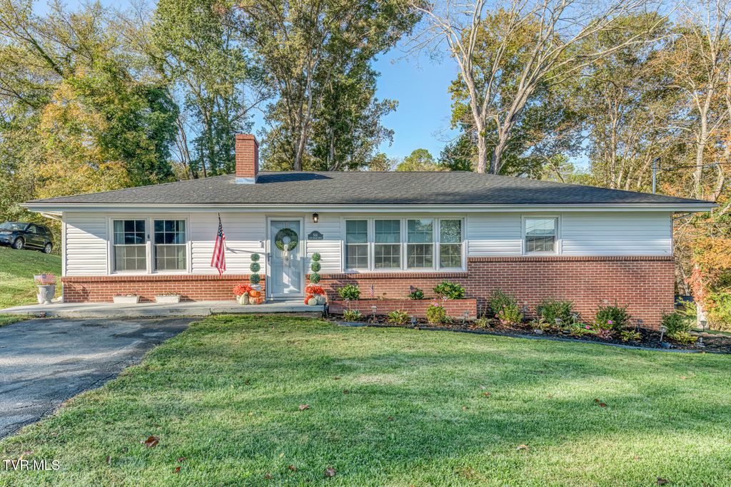 Photo of 501 Golf Course Drive, Elizabethton, TN 37643 (MLS # 9987467)