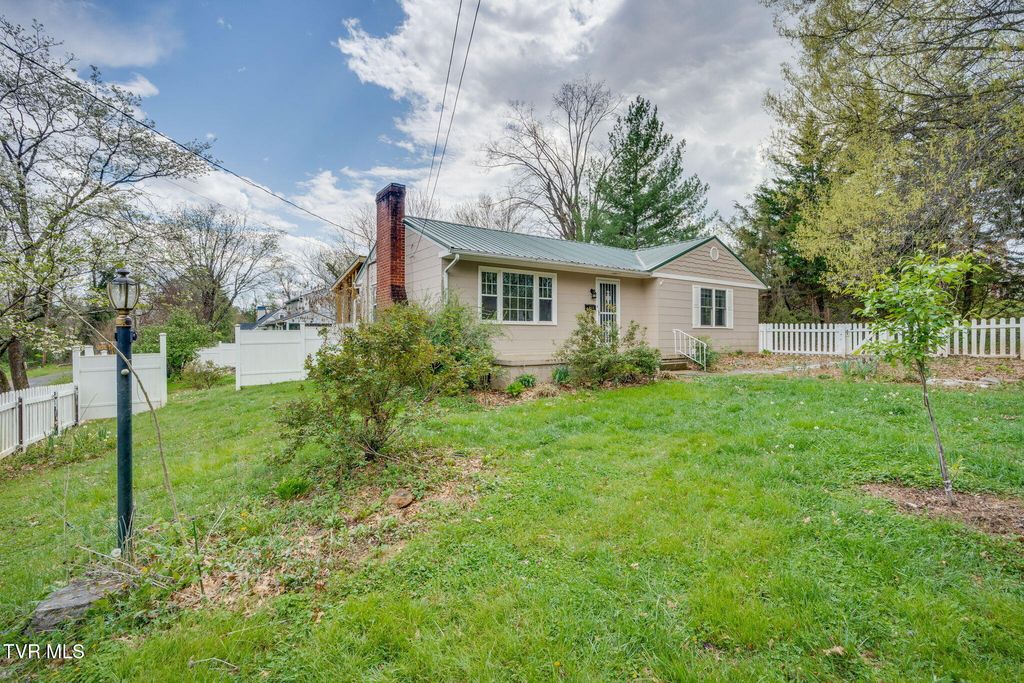 Photo of 408 Oak Grove Avenue, Greeneville, TN 37745 (MLS # 9993699)