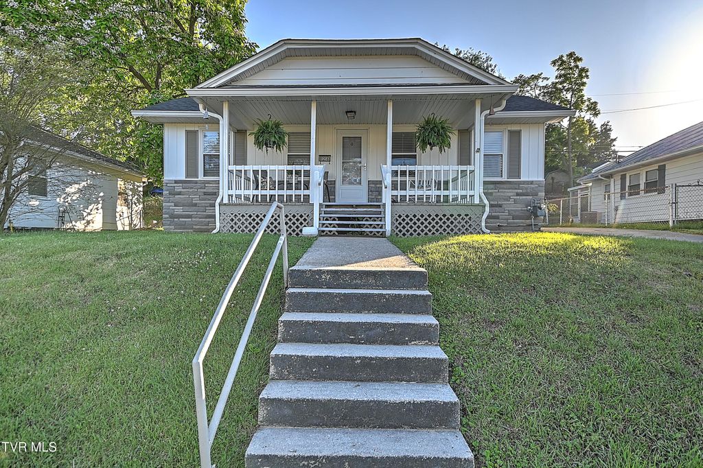 Photo of 1218 Sevier Avenue, Kingsport, TN 37664 (MLS # 9995432)