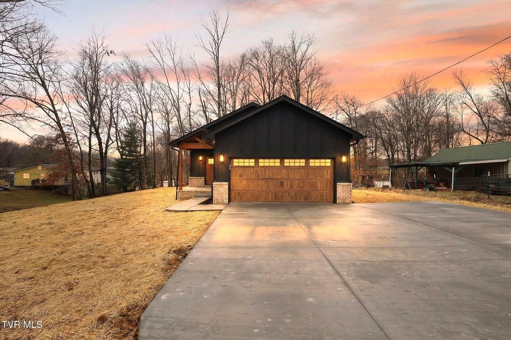 Photo of 178 Woodland Circle, Jonesborough, TN 37659 (MLS # 9991440)