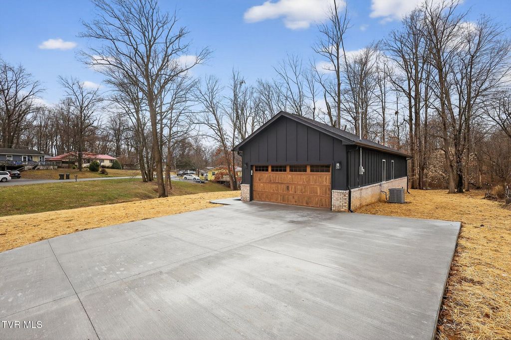 Photo of 178 Woodland Circle, Jonesborough, TN 37659 (MLS # 9991440)