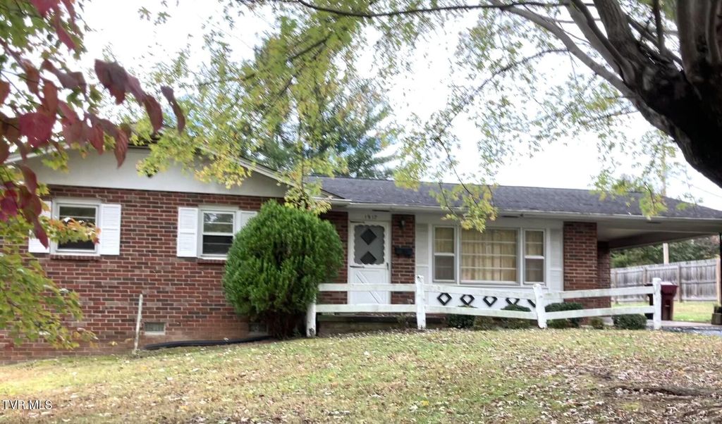 Photo of 1917 Club Drive, Johnson City, TN 37601 (MLS # 9988062)