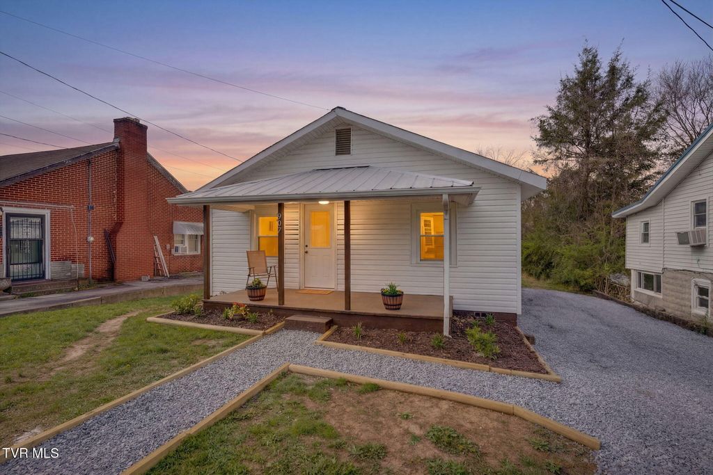 Photo of 907 Hopson Street, Johnson City, TN 37601 (MLS # 9992934)