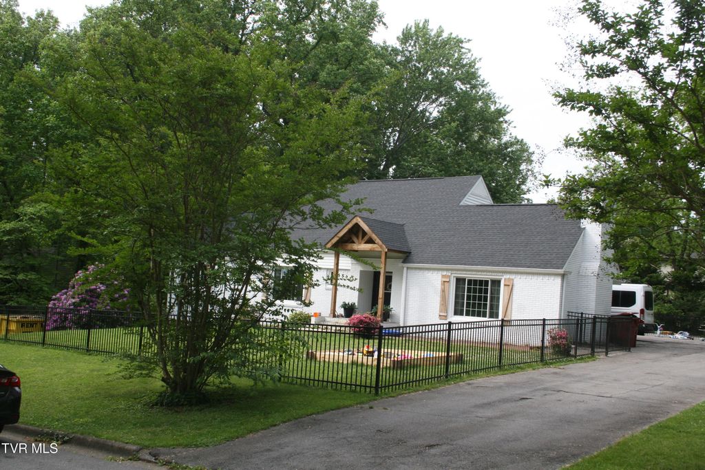Photo of 321 Baron Drive, Johnson City, TN 37601 (MLS # 9994906)