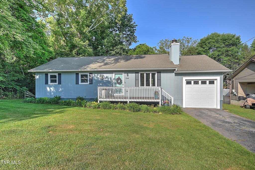 Photo of 1144 Sourmash Drive, Kingsport, TN 37660 (MLS # 9995722)