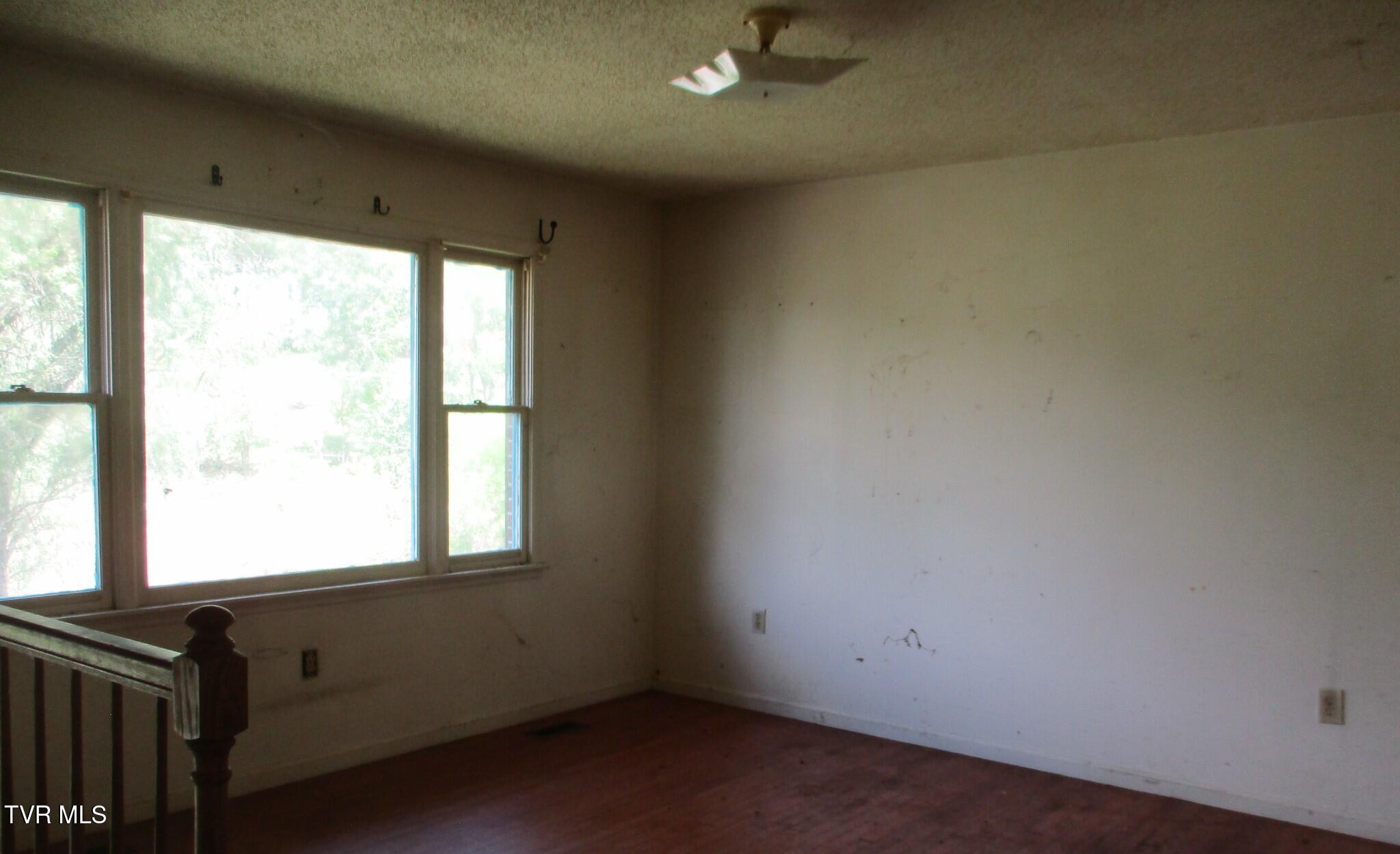 371 Jonesboro Drive, Bluff City, Tennessee image 5