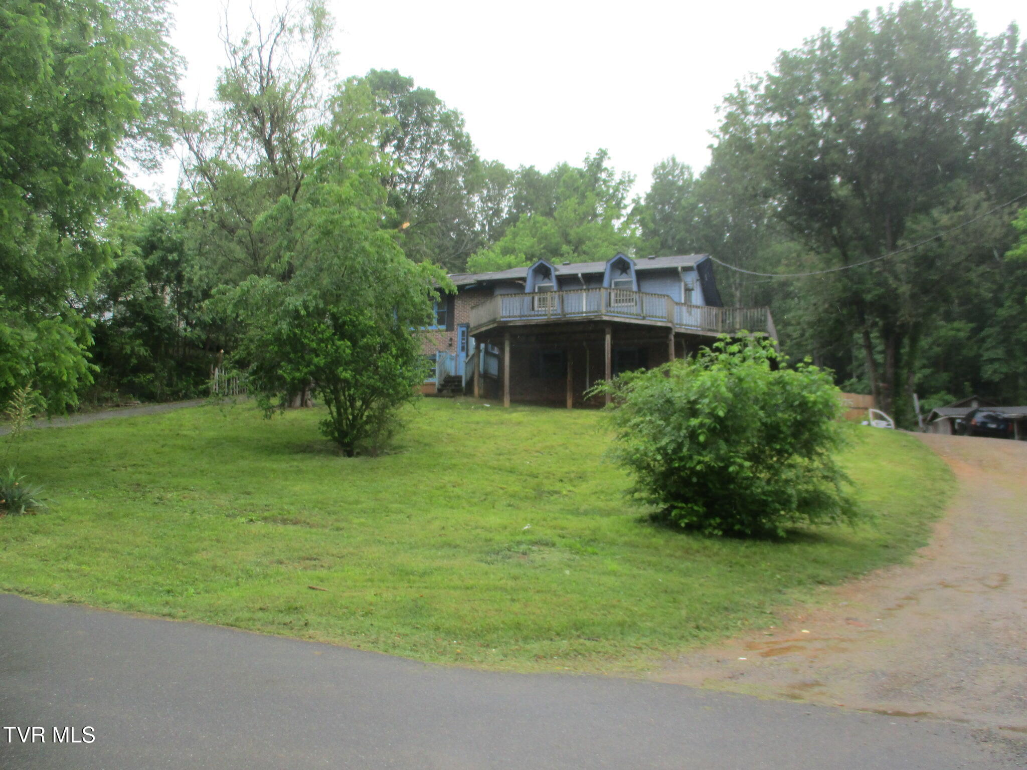 371 Jonesboro Drive, Bluff City, Tennessee image 4