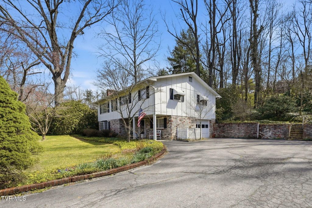 Photo of 698 Garden Lane, Bristol, VA 24201 (MLS # 9992627)