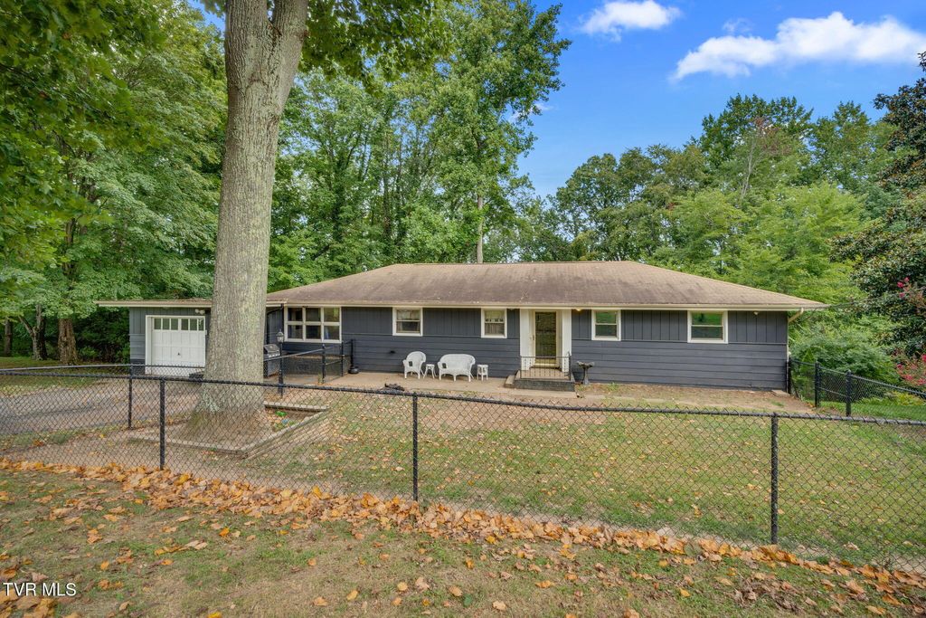 Photo of 4016 Skyland Drive, Kingsport, TN 37664 (MLS # 9984001)
