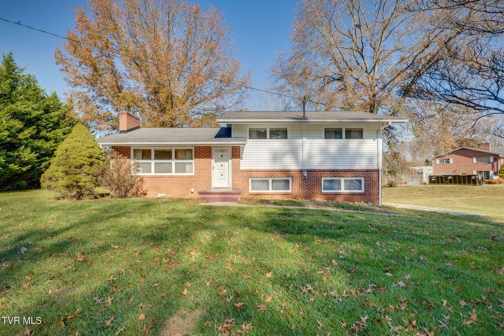 Photo of 106 Patrick Henry Circle, Kingsport, TN 37663 (MLS # 9988637)