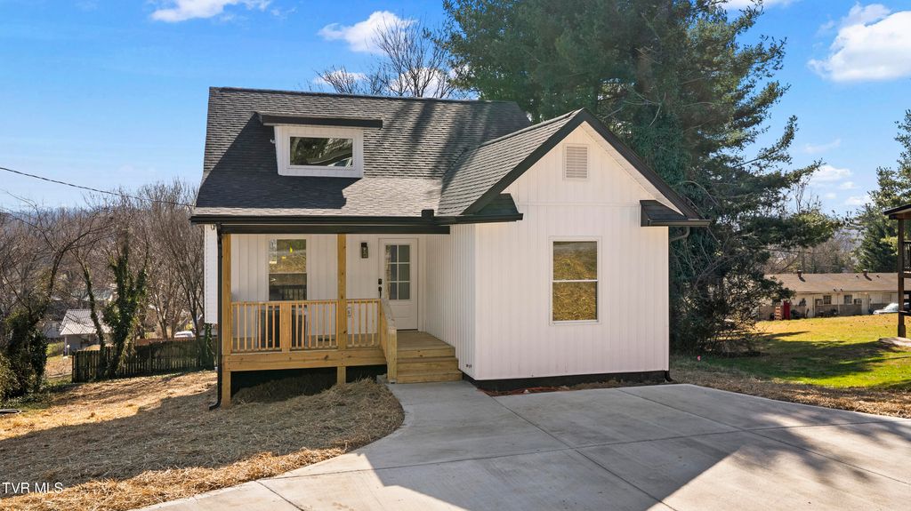 Photo of 1021 Ridgecrest Street, Morristown, TN 37814 (MLS # 9990454)