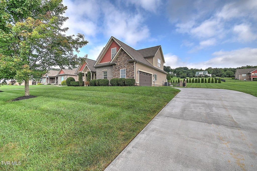 Photo of 204 Hawthorne Court, Greeneville, TN 37745 (MLS # 9998624)