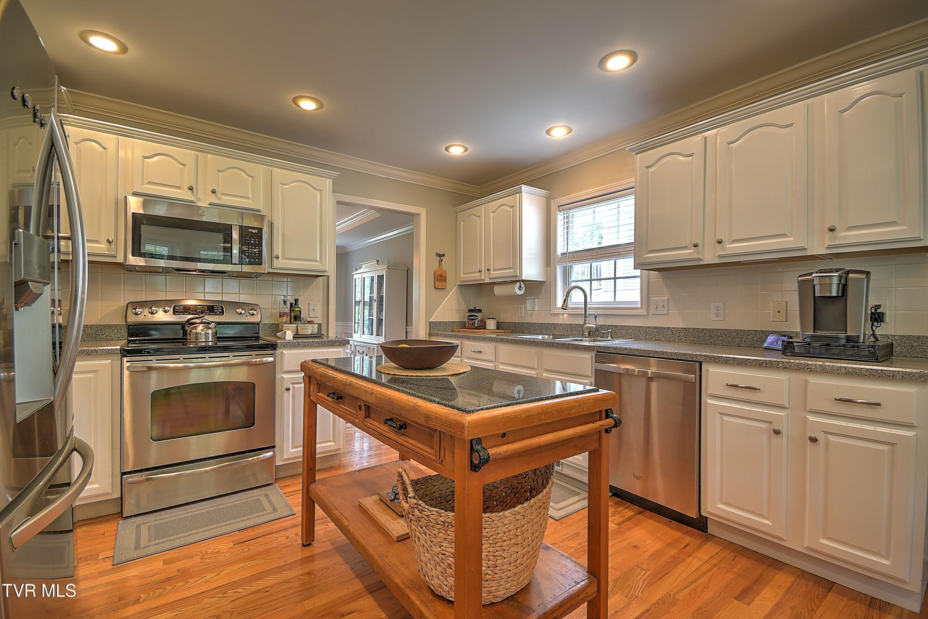307 Hunters Crossing Lane, Kingsport, Tennessee image 3