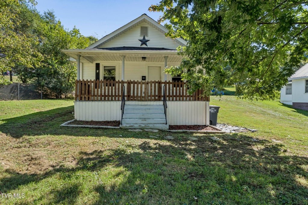 Photo of 1820 Ridgeway Drive, Kingsport, TN 37664 (MLS # 10001908)