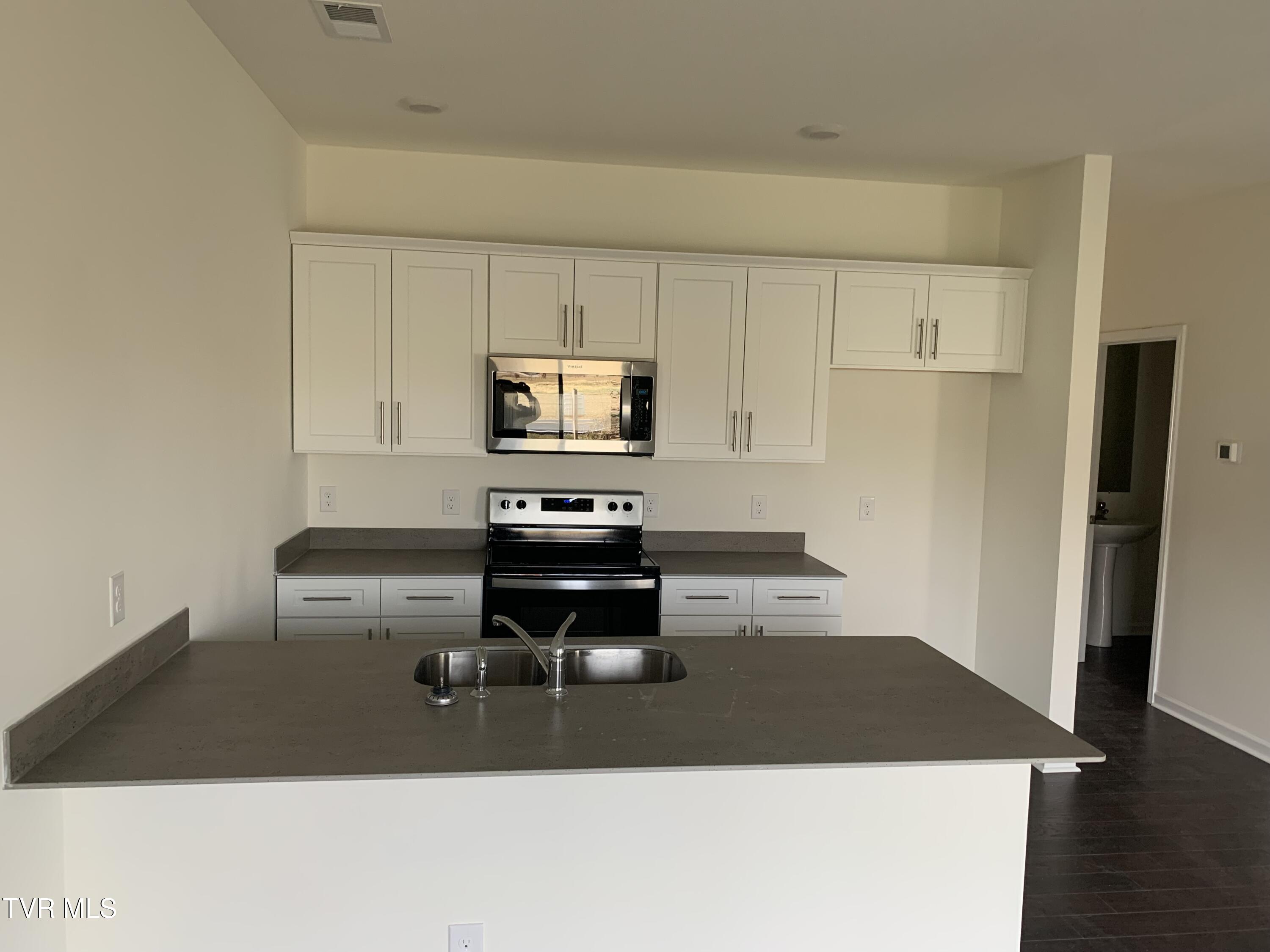 Jonesborough, Tennessee 37659, United States, 3 Bedrooms Bedrooms, ,3 BathroomsBathrooms,Residential,Active,226001