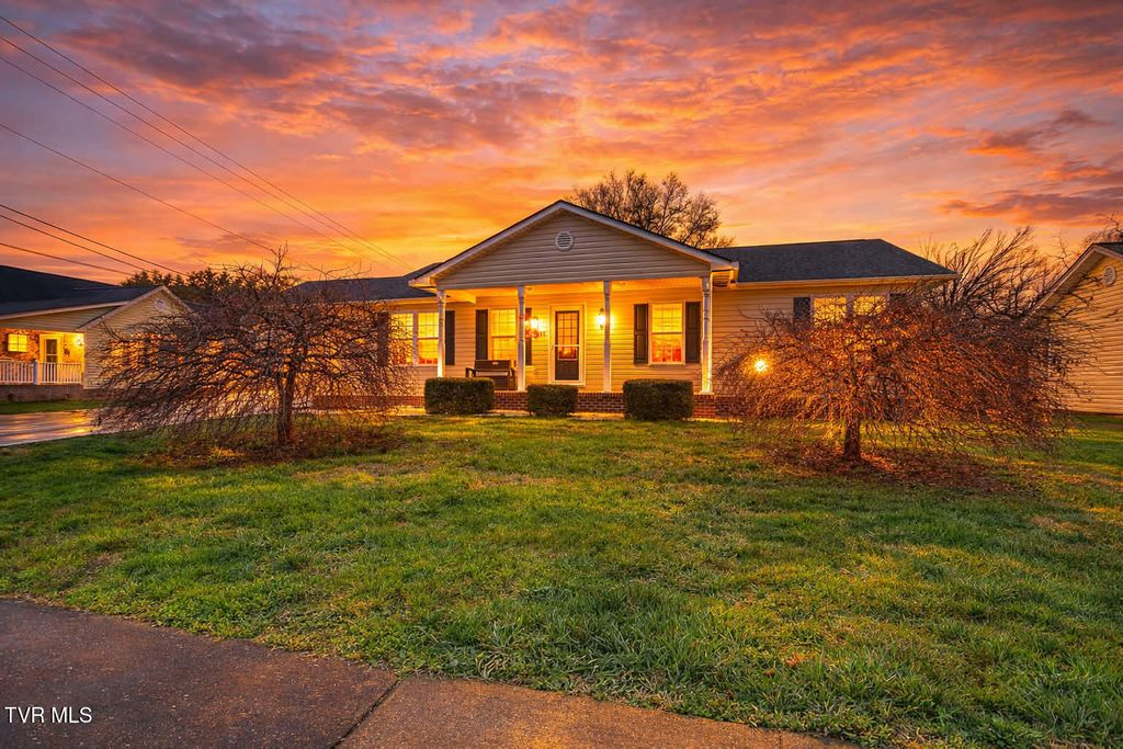 Photo of 611 Fairmont Avenue, Kingsport, TN 37660 (MLS # 9992484)