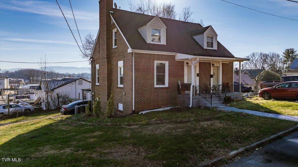 Photo of 102 Highland Avenue, Greeneville, TN 37743 (MLS # 9989890)