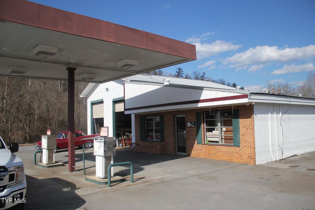 Photo of 1582 Blue Springs Road, Elizabethton, TN 37643 (MLS # 9981795)