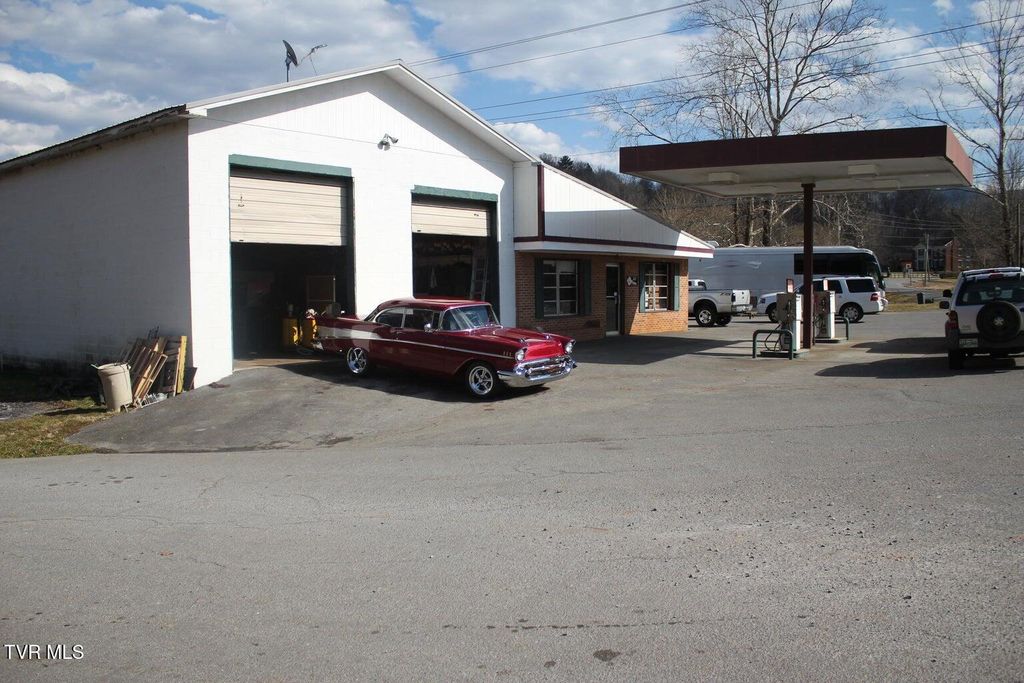 Photo of 1582 Blue Springs Road, Elizabethton, TN 37643 (MLS # 9981795)