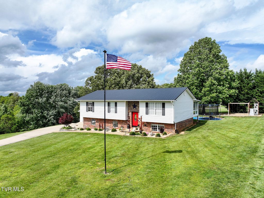 Photo of 122 Earlington Drive, Greeneville, TN 37743 (MLS # 9994782)