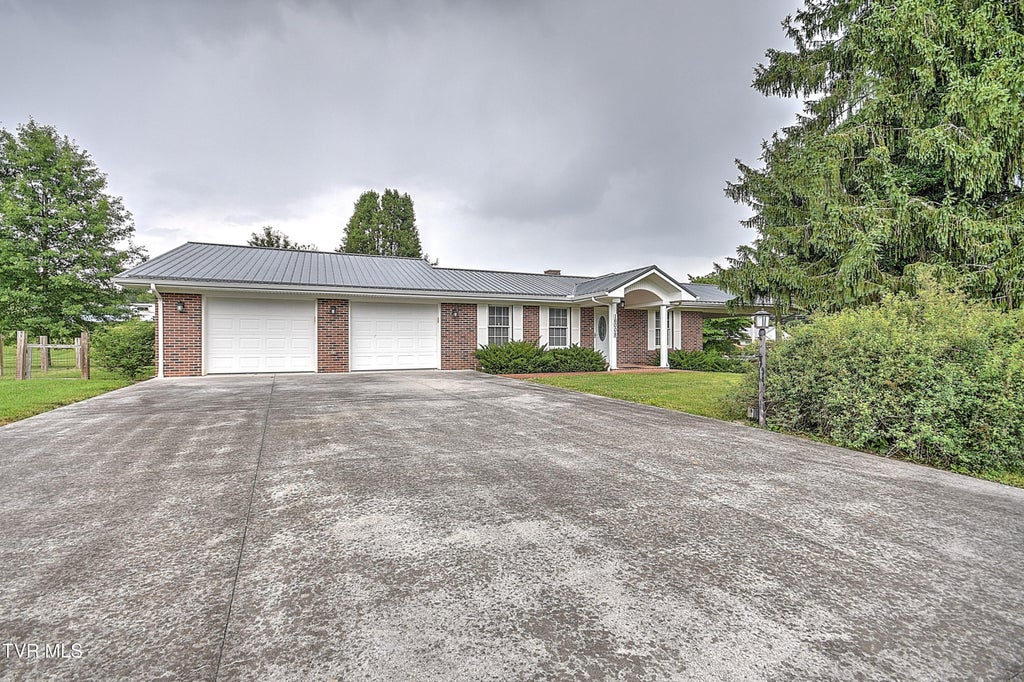 Photo of 16008 Chantilly Way, Abingdon, VA 24210 (MLS # 9996389)