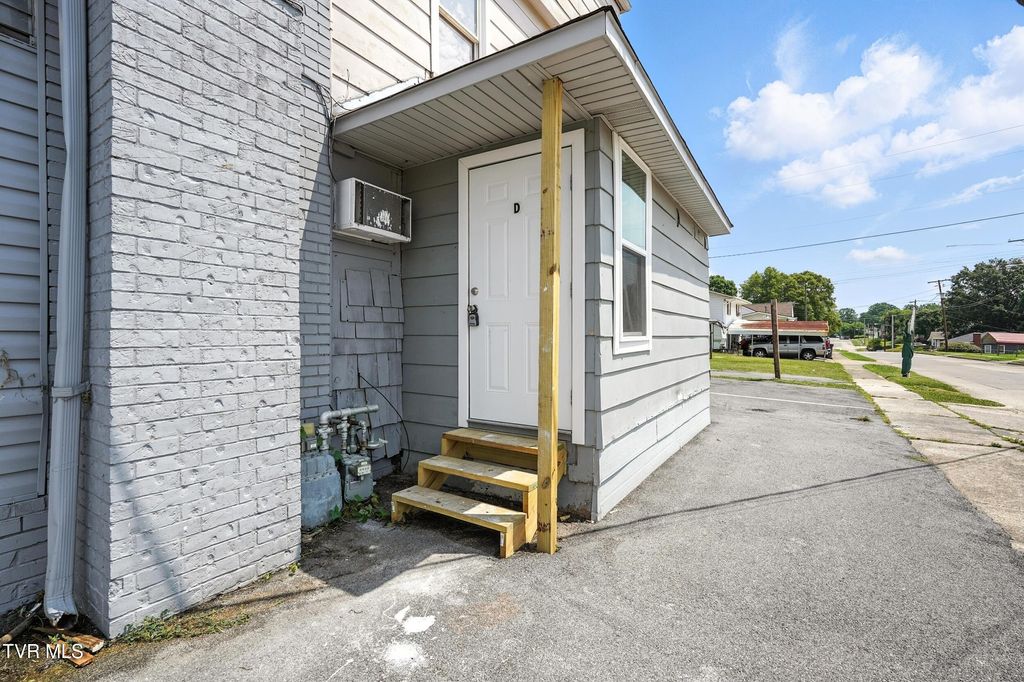 Photo of 2728 Center Street #D, Kingsport, TN 37664 (MLS # 9986928)