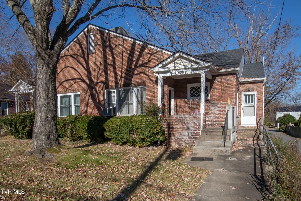 Photo of 407409 Poplar Street, Bristol, TN 37620 (MLS # 9988377)