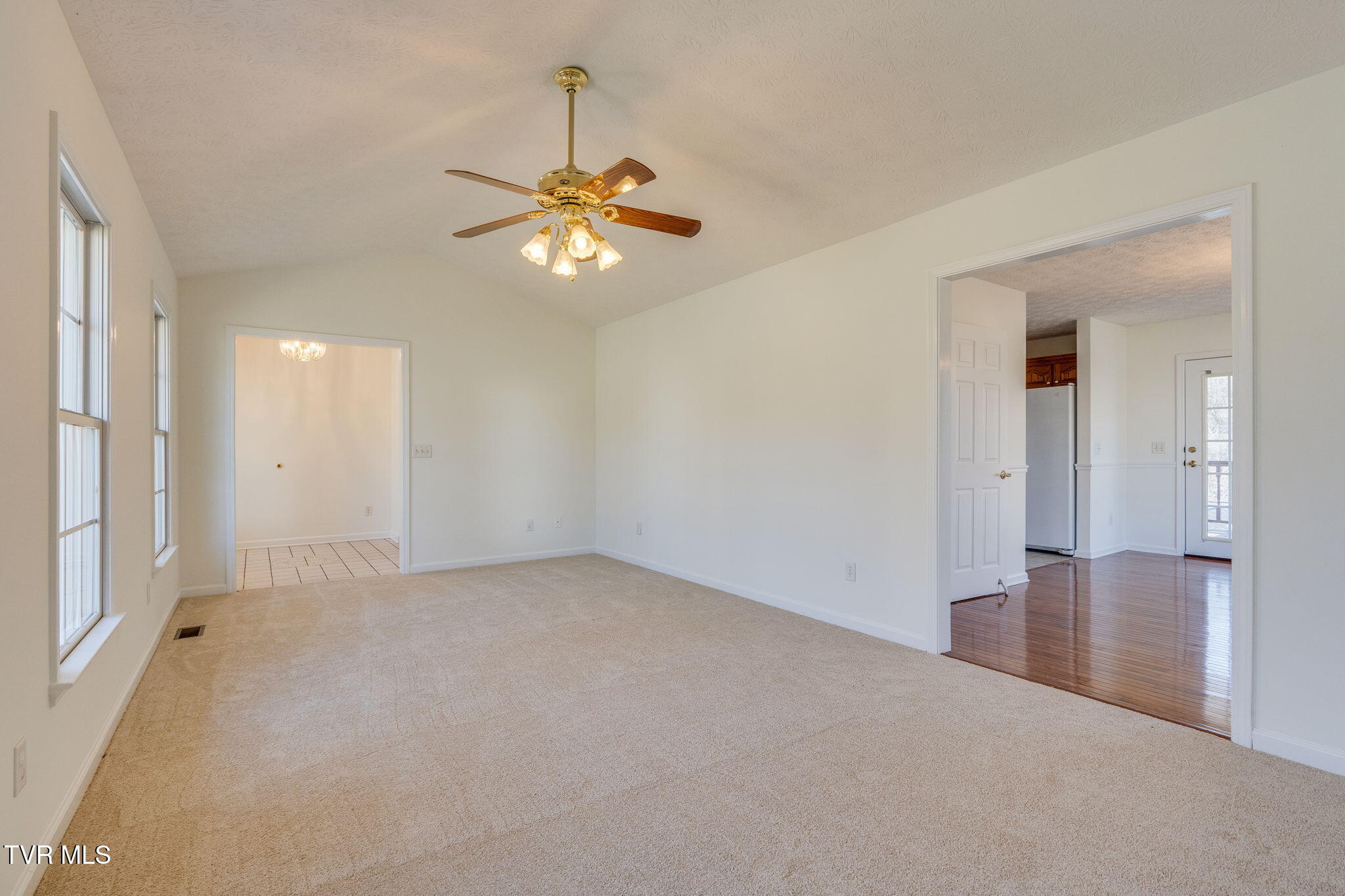 125 Meadow Springs Lane, Mount Carmel, Tennessee image 6