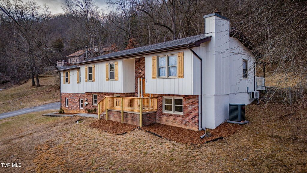 Photo of 621 San Antonio Drive, Bristol, TN 37620 (MLS # 9990691)
