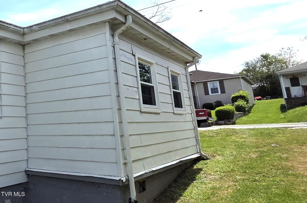 Photo of 1401 Garden Road, Elizabethton, TN 37643 (MLS # 9994065)