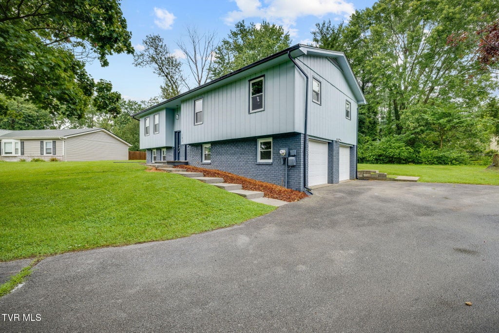 Photo of 101 Canterbury Lane, Bristol, VA 24201 (MLS # 9998612)
