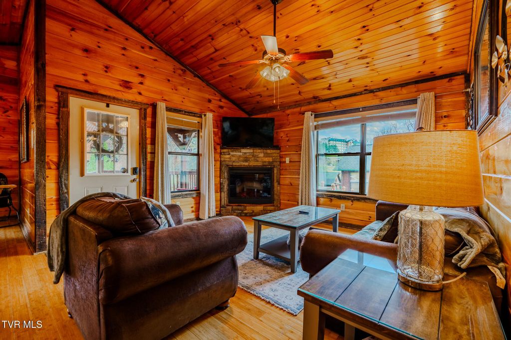 Photo of 921 Mcmakin Way, Pigeon Forge, TN 37863 (MLS # 9993093)