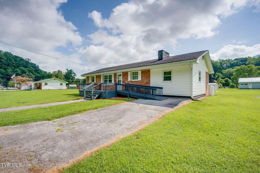 Photo of 133 Journeys End Road, Elizabethton, TN 37643 (MLS # 9998474)
