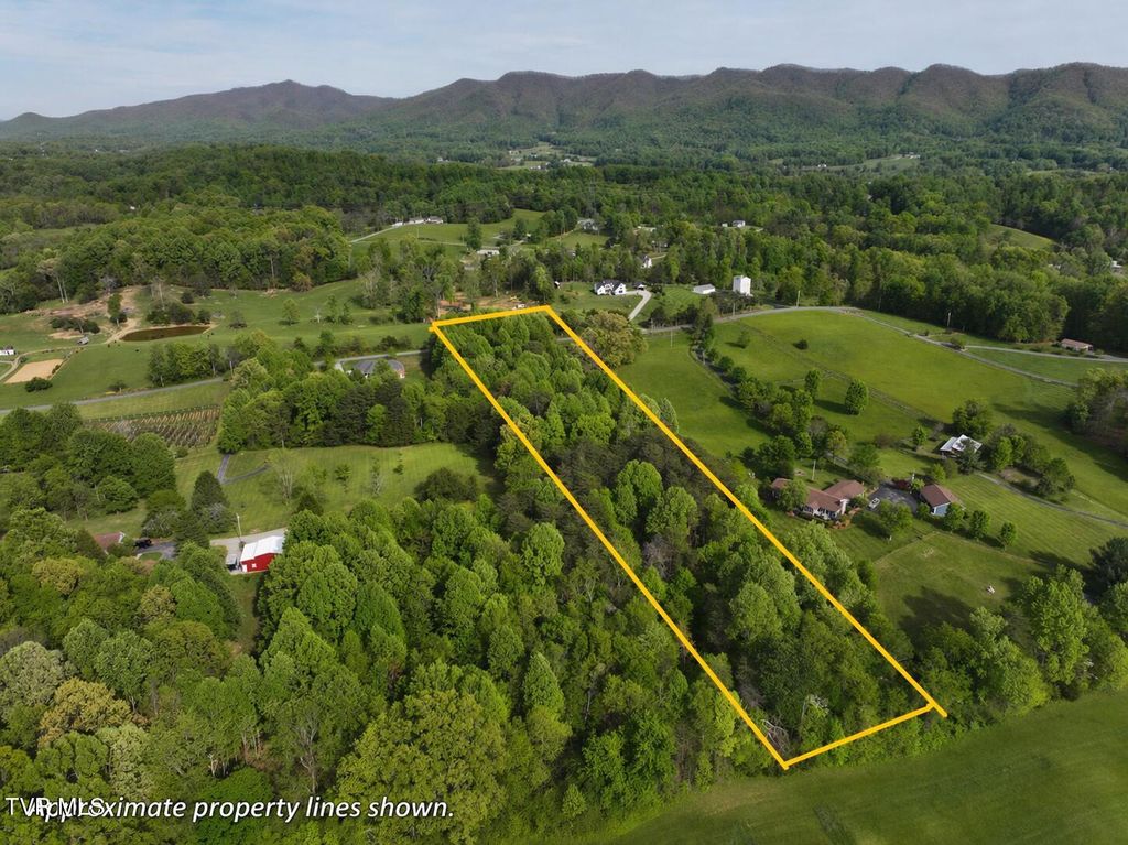 Photo of Tbd Summit Drive, Jonesborough, TN 37659 (MLS # 9994361)
