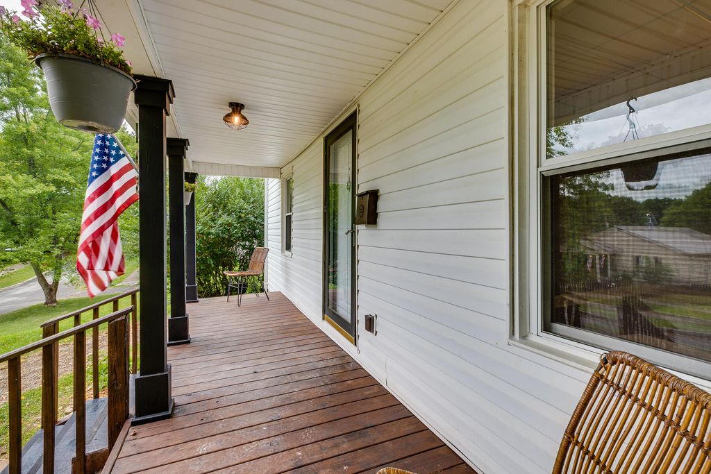 Photo of 403 Poplar Street, Johnson City, TN 37604 (MLS # 9987457)