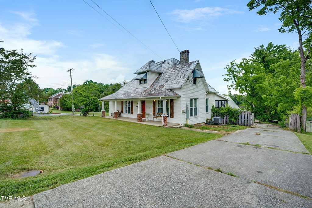 Photo of 1404 Skyline Drive, Johnson City, TN 37604 (MLS # 9996008)