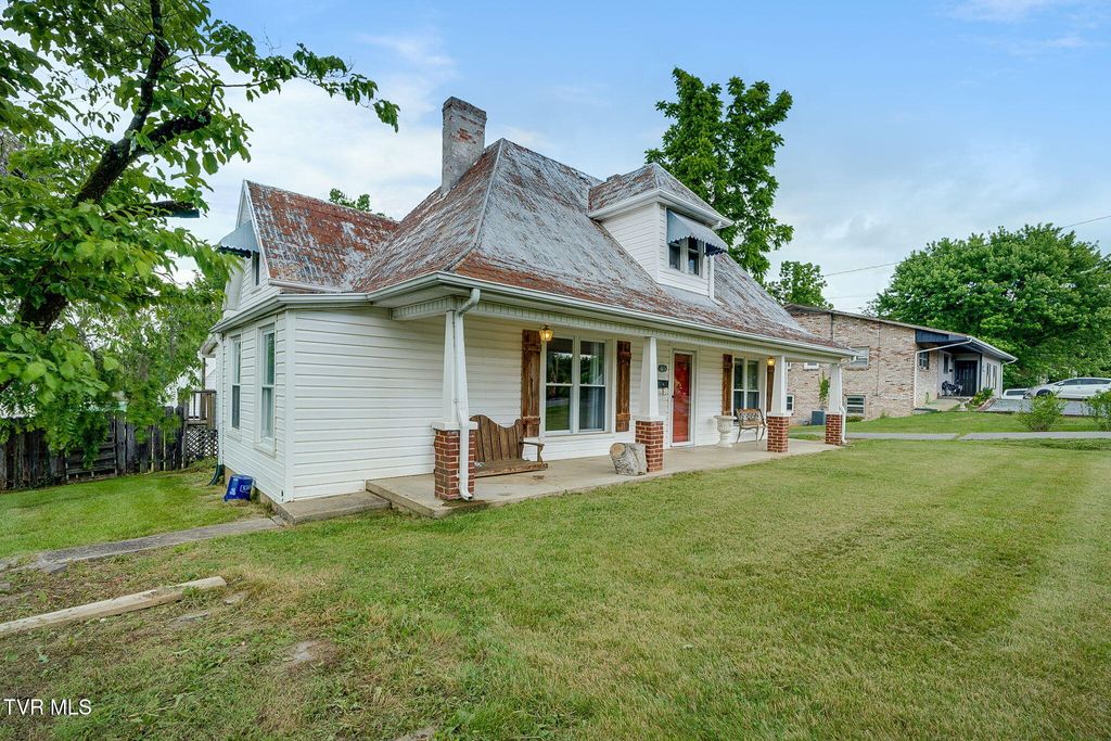 Photo of 1404 Skyline Drive, Johnson City, TN 37604 (MLS # 9996008)