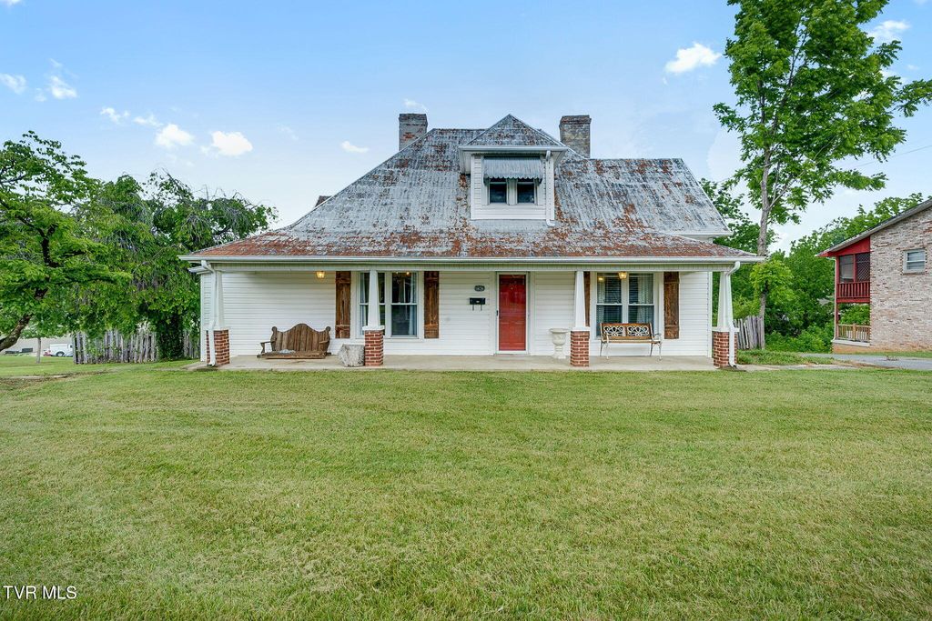 Photo of 1404 Skyline Drive, Johnson City, TN 37604 (MLS # 9996008)
