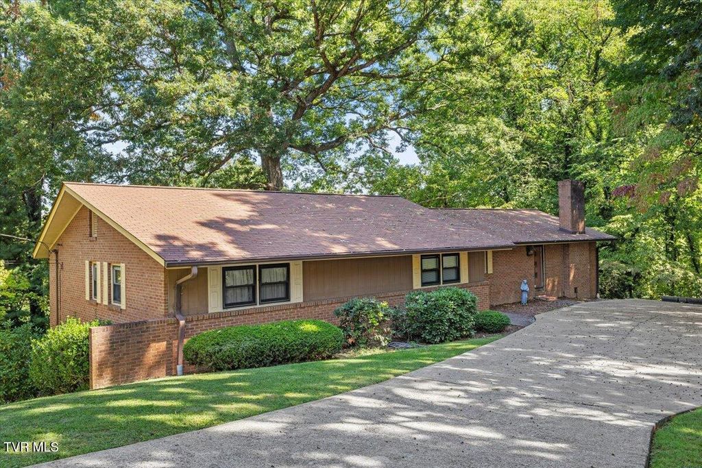 Photo of 201 Ridgecrest Drive, Elizabethton, TN 37643 (MLS # 9988065)