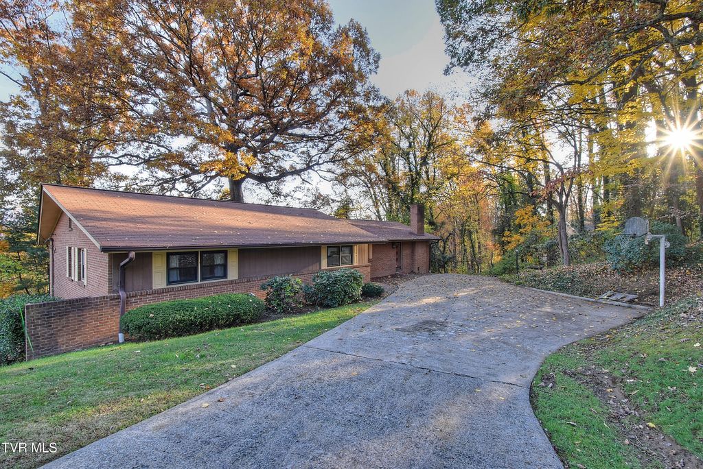 Photo of 201 Ridgecrest Drive, Elizabethton, TN 37643 (MLS # 9988065)