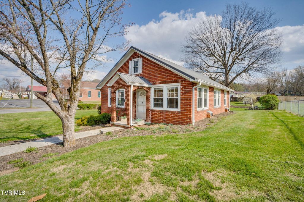 Photo of 1024 Mckinney Avenue, Rogersville, TN 37857 (MLS # 9992929)