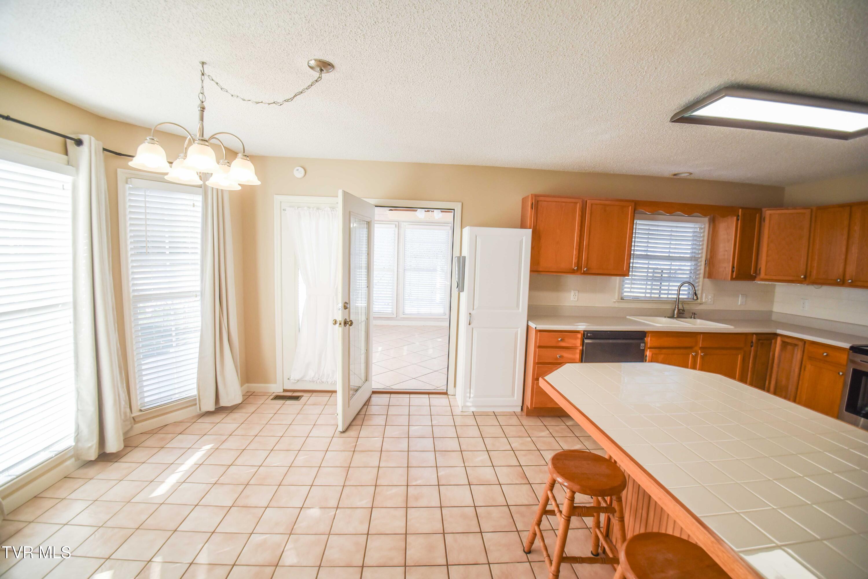 104 Mountain View Drive, Mount Carmel, Tennessee image 12
