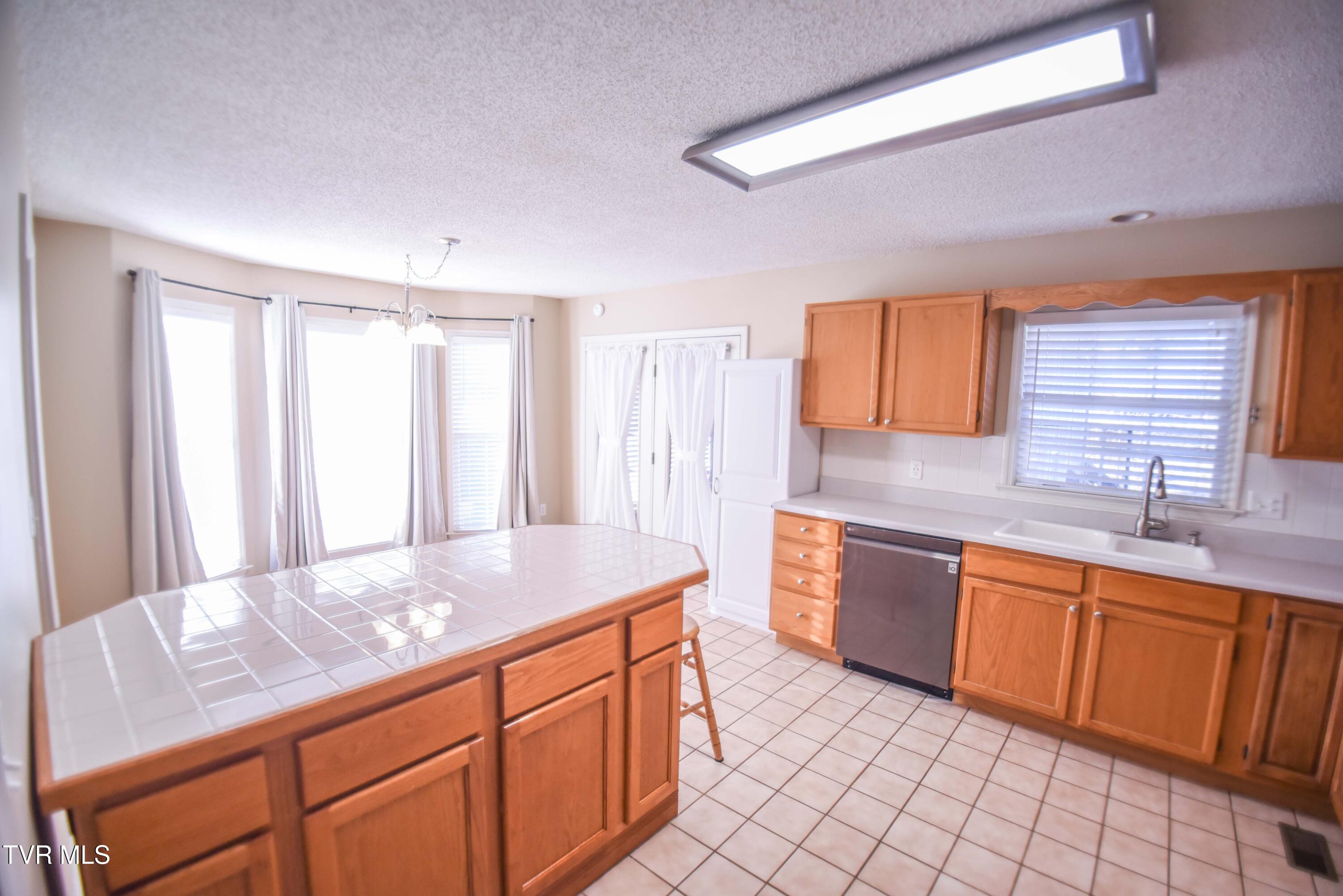 104 Mountain View Drive, Mount Carmel, Tennessee image 6