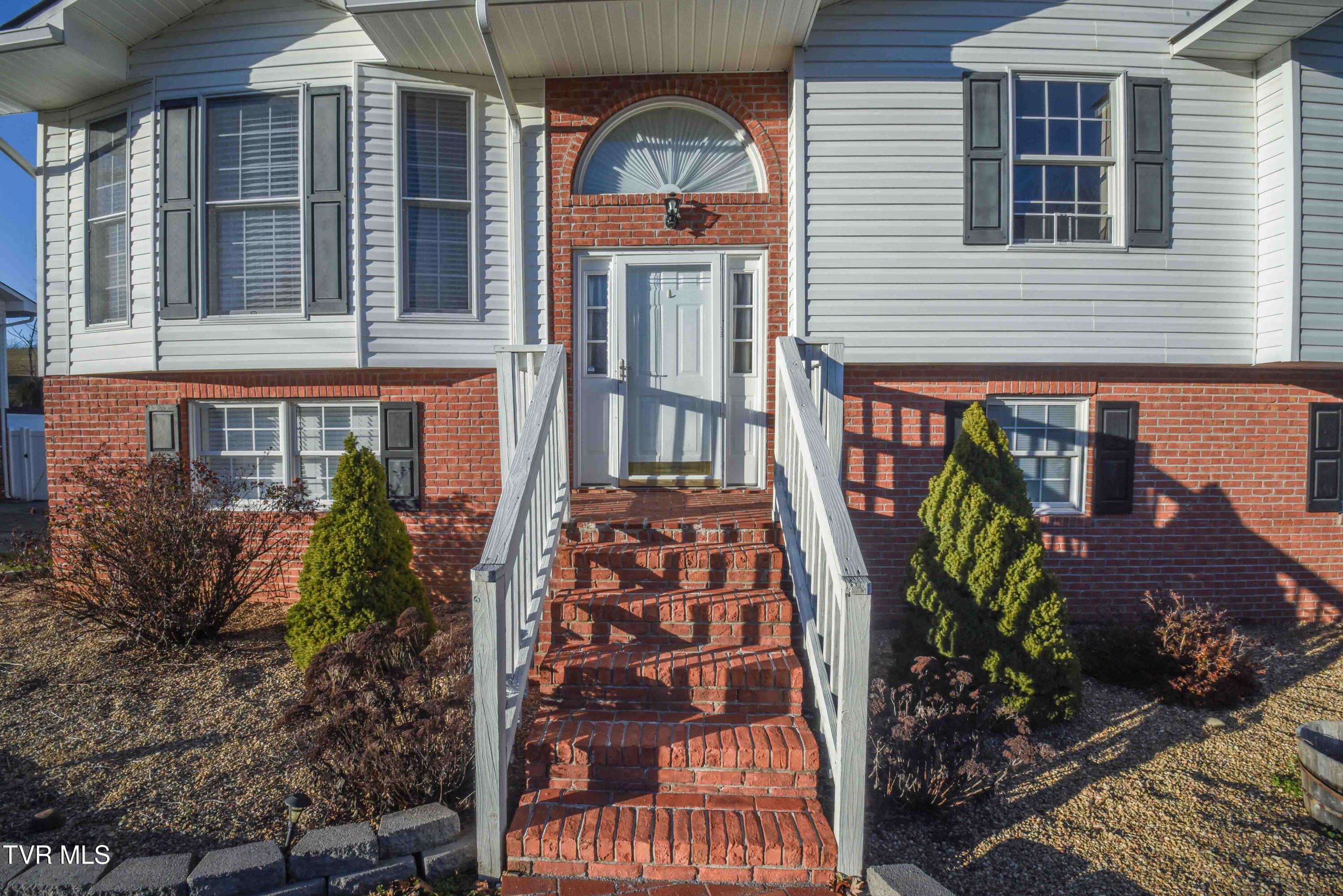 104 Mountain View Drive, Mount Carmel, Tennessee image 2