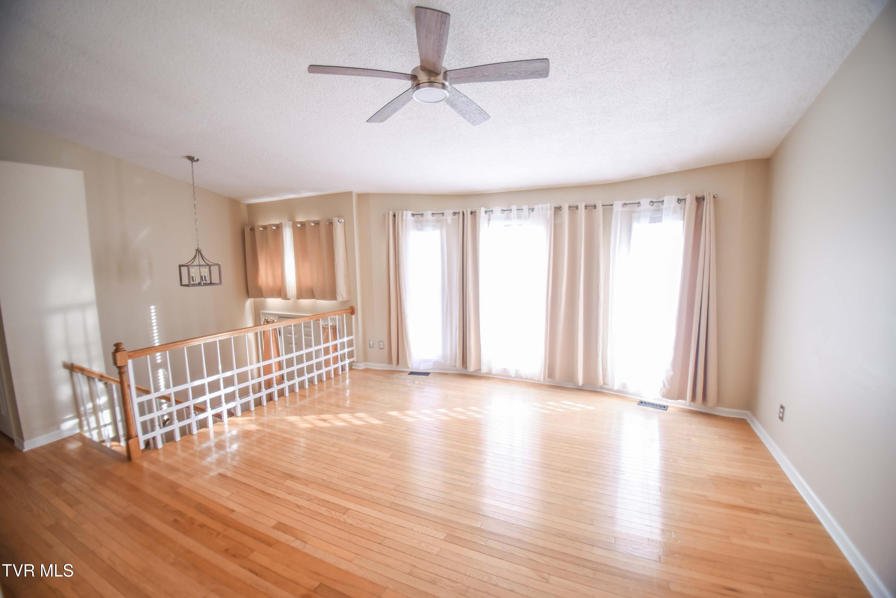 104 Mountain View Drive, Mount Carmel, Tennessee image 4