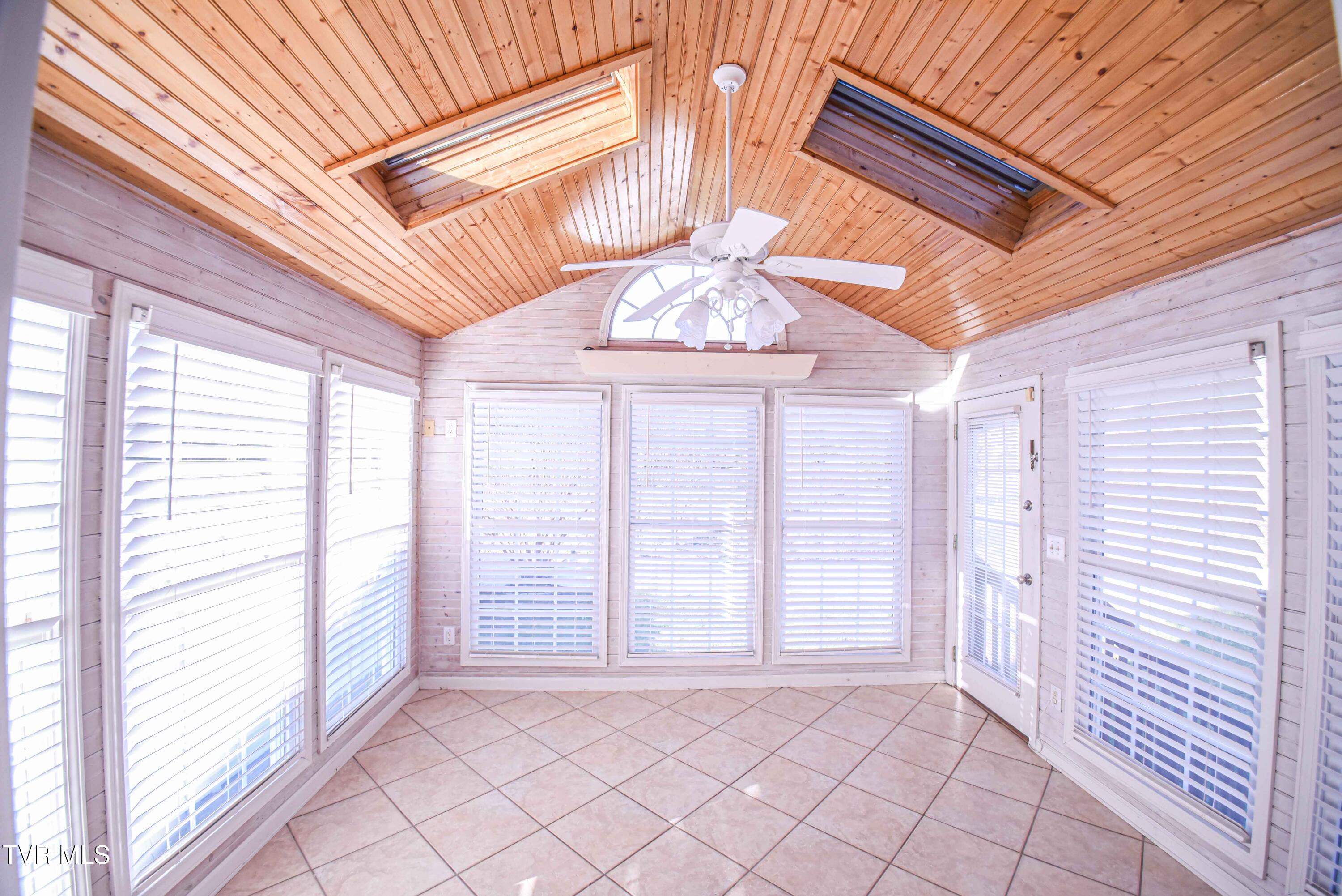 104 Mountain View Drive, Mount Carmel, Tennessee image 9